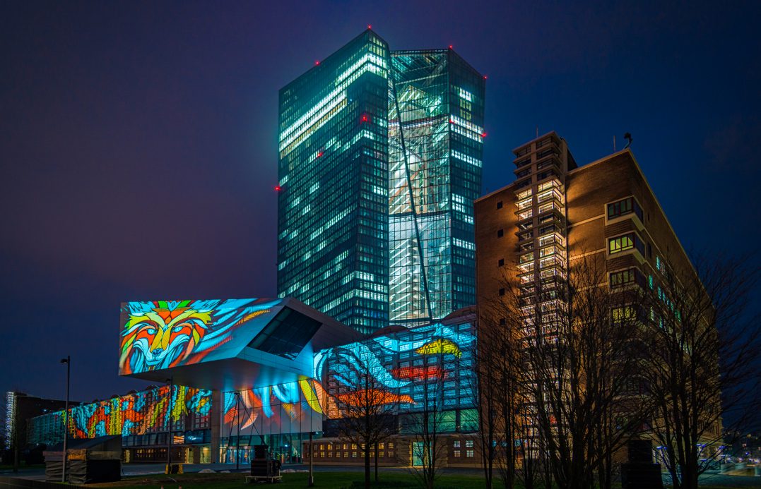 Foto Architektur EZB Gebäude beleuchtet